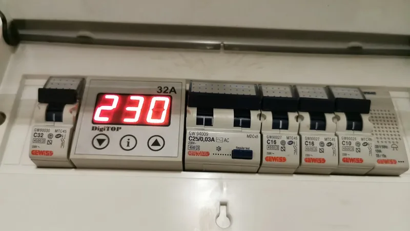 Releu de monitorizare a tensiunii afișând 230 V